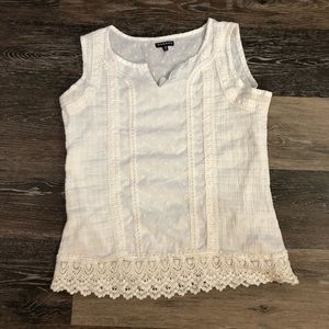 ❌SOLD❌Lace trim tank